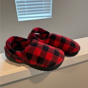 W10 Crocs slippers